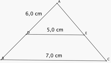 Trekanten ABC er delt i to av linjestykket DE som er 5,0 cm og parallellt med BC som er 7,0 cm. AD er 6,0 cm.